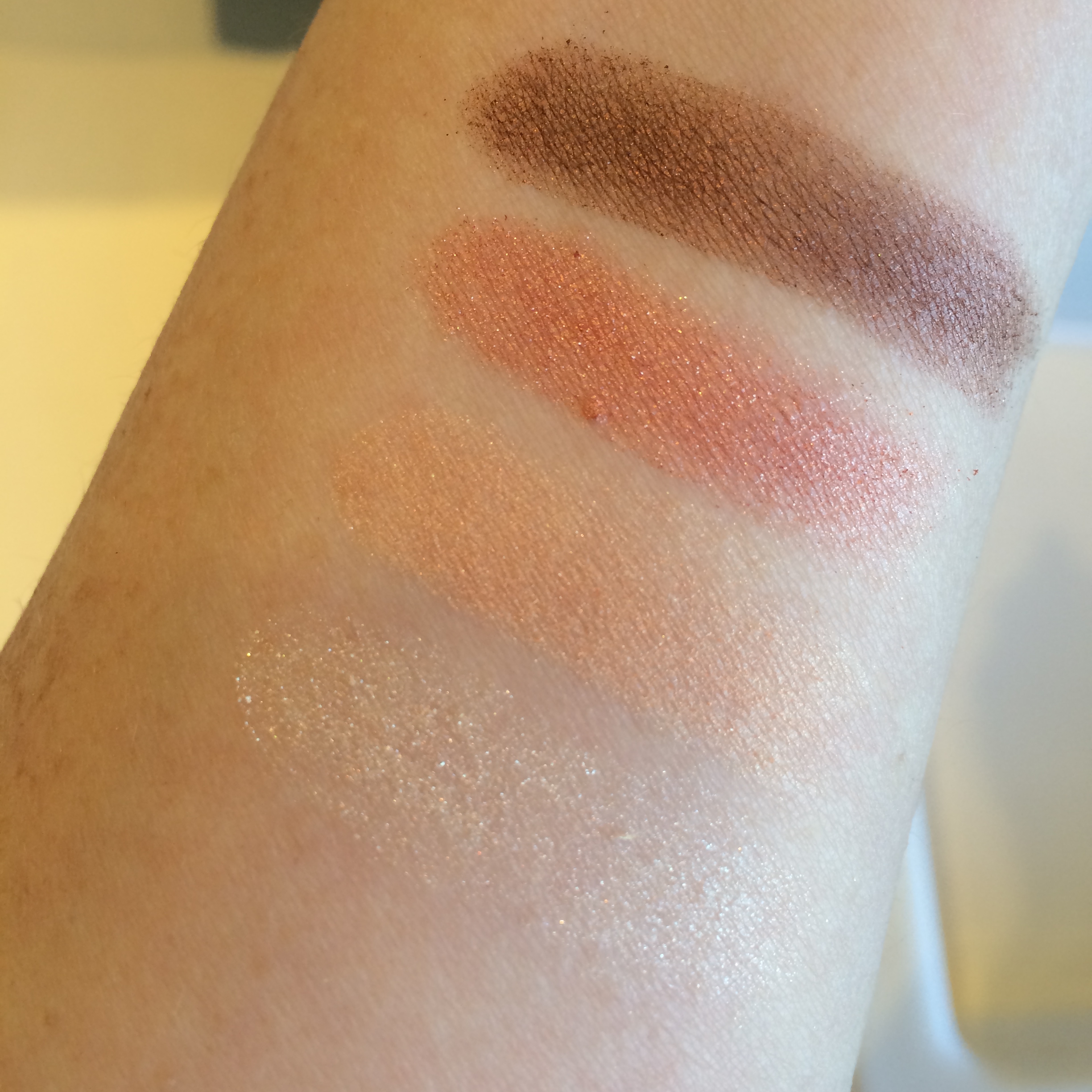 Diamond Glow Coral Drama swatch